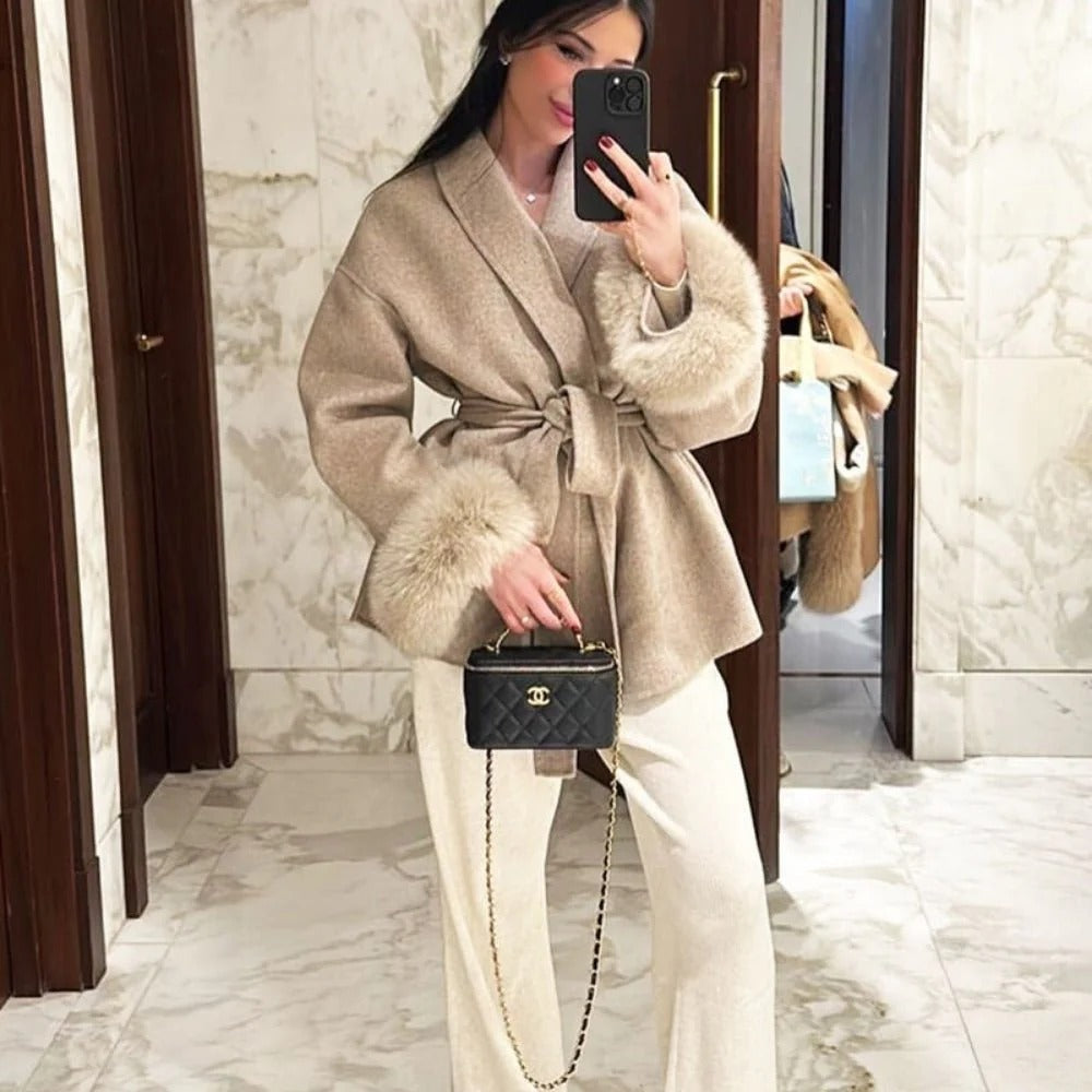 Véra | Manteau Court Ceinturé avec Manches Fausse Fourrure