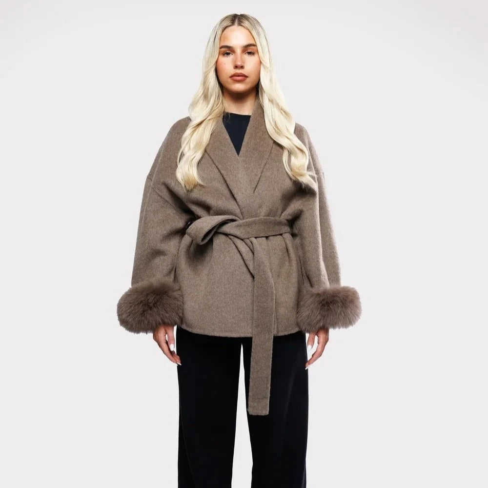 Véra | Manteau Court Ceinturé avec Manches Fausse Fourrure