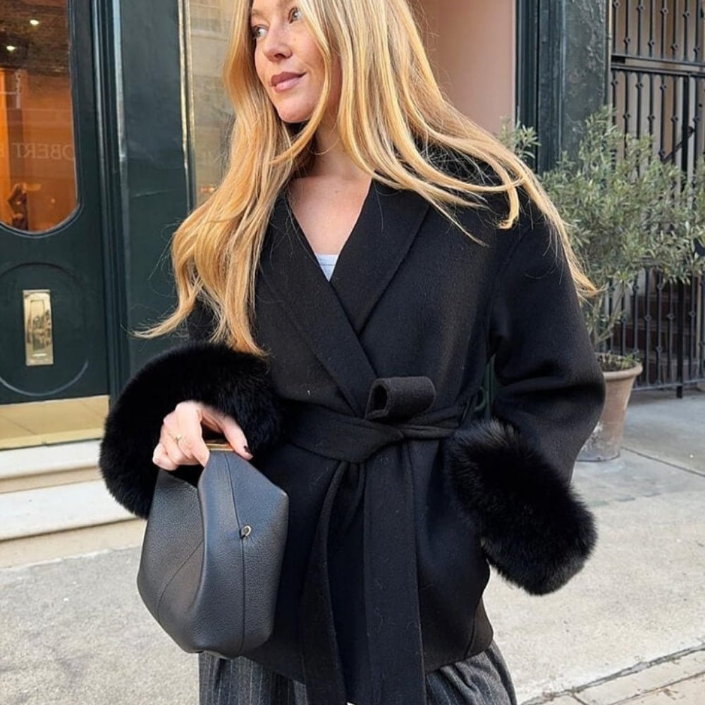Véra | Manteau Court Ceinturé avec Manches Fausse Fourrure